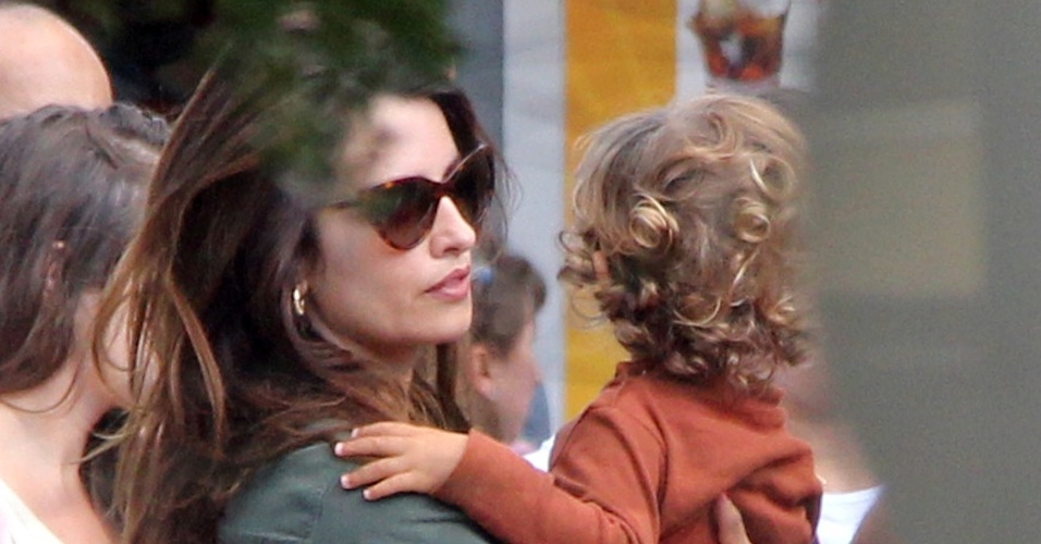 Penélope Cruz leva o filho Leo, de um ano, para passear no parque da Warner Studios em Madrid, Espanha (16/10/12)