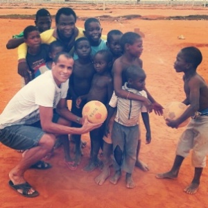 Rivaldo joga bola com crianças carentes em Angola - Reprodução/Instagram