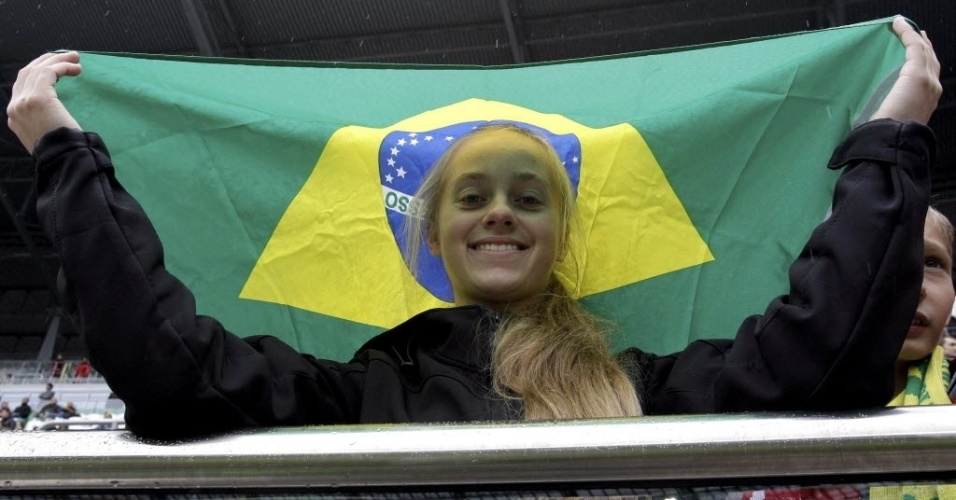 Torcedora leva bandeira do Brasil para acompanhar a partida contra o Japão