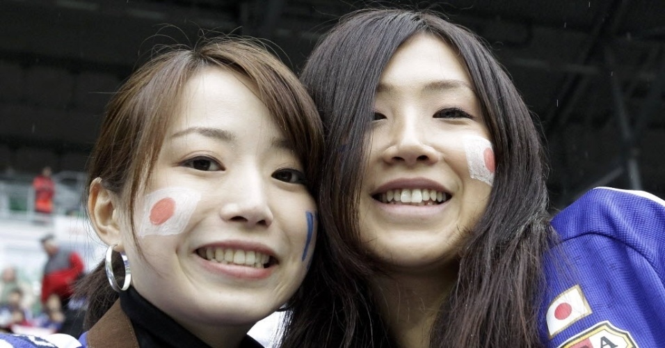 Torcedoras japonesas pintam o rosto com as cores do país para amistoso contra o Brasil