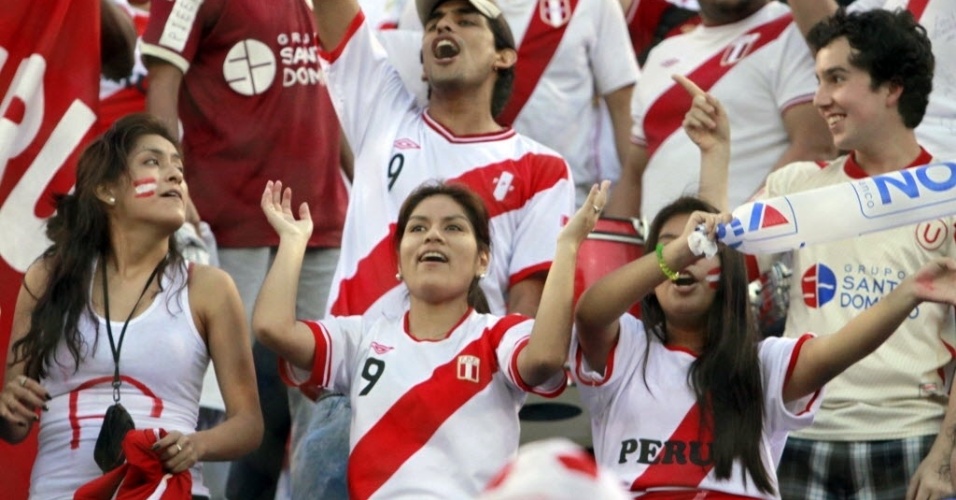 Torcedores peruanos marcam presença no duelo contra o Paraguai, em Assunção