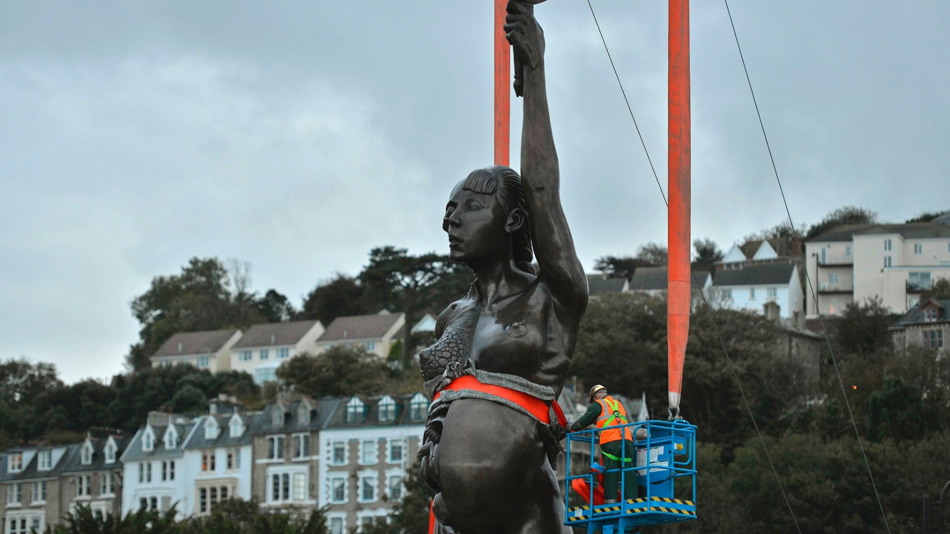 Verity, como é conhecido o novo trabalho do conceituado artista britânico, carrega um espada e mostra alguns de seus órgãos vitais e parte do feto - AP Photo/ Ben Birchall/PA