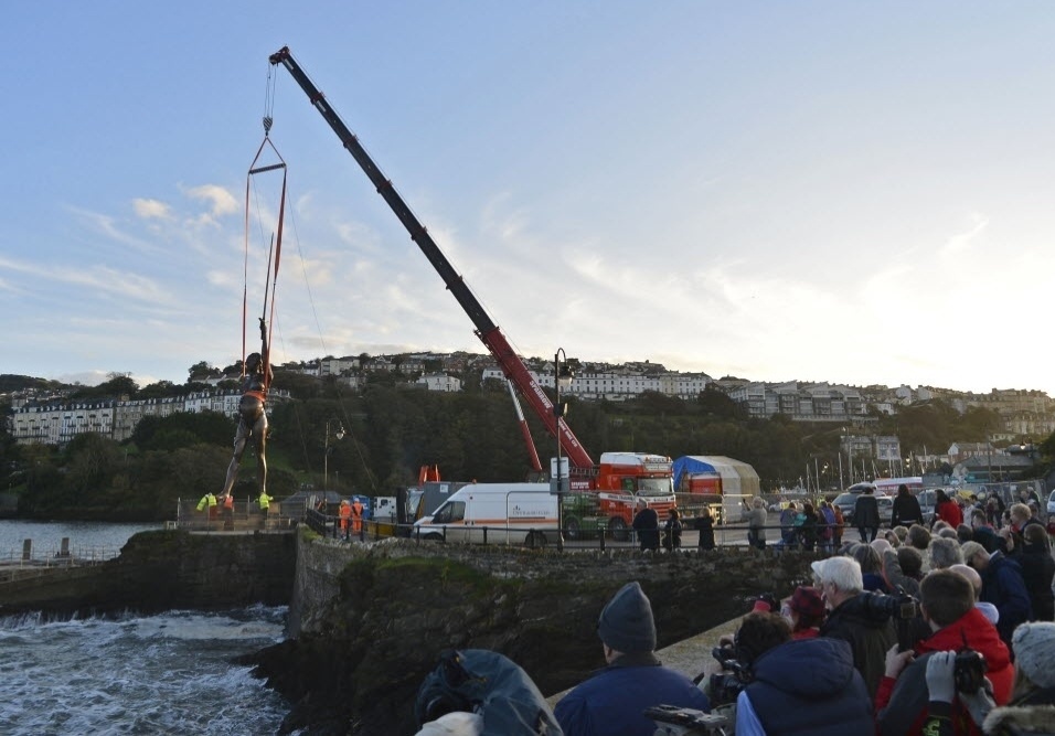 Verity, como é conhecido o novo trabalho do conceituado artista britânico, carrega um espada e mostra alguns de seus órgãos vitais e parte do feto - REUTERS/Toby Melville