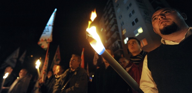 Simpatizantes de partido ultranacionalista húngaro realizam protesto em Miskolc, na Hungria, contra políticas do governo e contra a presença de população cigana no país - Attila Kisbenedek/AFP