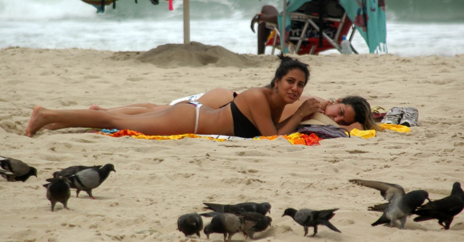 17.out.2012 - Banhistas aproveitam a praia de Ipanema, no Rio de Janeiro