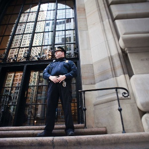 Um policial do Federal Reserve, o banco central americano, guarda o edifício do órgão em Nova York após o FBI prender um homem de 21 anos, de Bangladesh, com a acusação de planejar a explosão do prédio