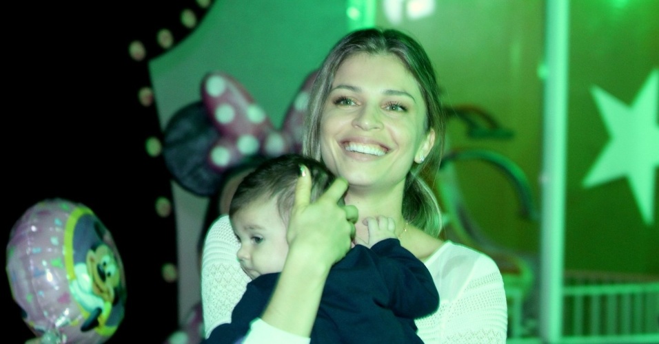 A atriz Grazi Massafera levou Sofia, de quatro meses, ao aniversário das filhas de Giovanna Antonelli em um salão de festas na zona oeste do Rio (17/10/12)