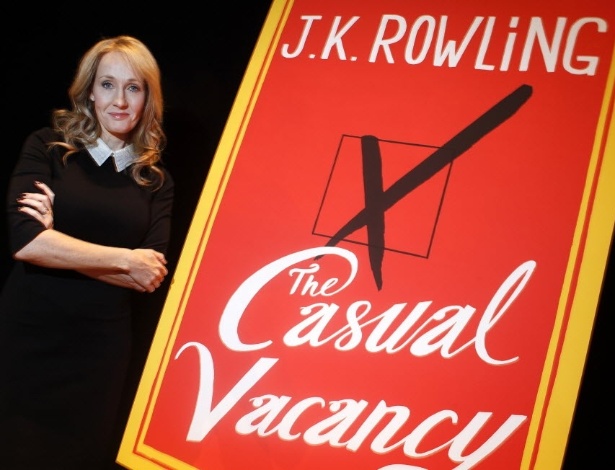 A autora britânica J.K. Rowling divulga seu novo romance "The Casual Vacancy", em Nova York (17/10/12) - REUTERS/Carlo Allegri 