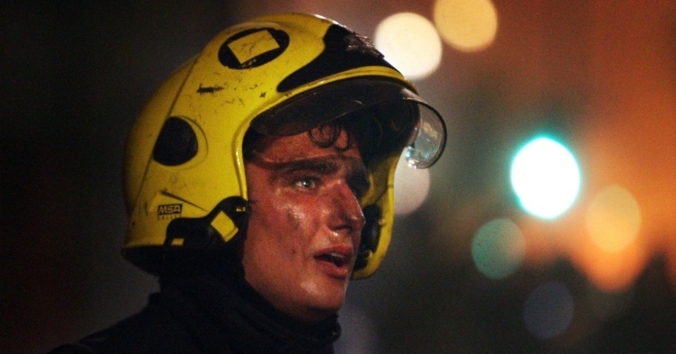 A foto de Lewis Whyld revela o cansaço de um bombeiro inglês após os protestos turbulentos que tomaram Londres no ano passado. - Lewis Whyld para a The Press Association/Picture Editor's Guild Awards