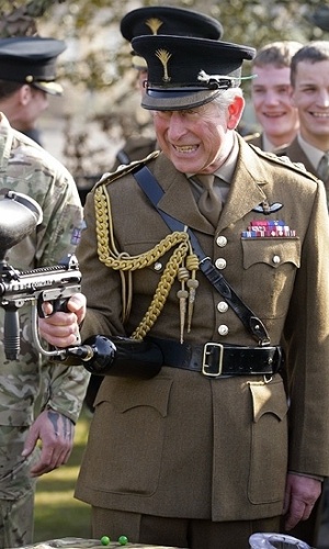 A foto de Max Mumby mostra o príncipe Charles disparando uma arma de paintball no quartel do Primeiro Batalhão da Guarda Galesa.  - Max Mumby/Picture Editor's Guild Awards
