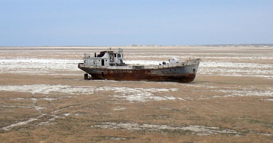 A foto não é da Arca de Noé, mas de um navio encalhado no Mar de Aral, na Ásia Central. Ou melhor, no que já foi considerado o quarto maior lago de água salgada do mundo e que hoje está em processo de desertificação. A formação de áreas desérticas tem aumentado em várias regiões do planeta e há ocorrências inclusive no Brasil. Fruto do mau uso do solo, o fenômeno chama a atenção pelo impacto social e econômico que vem produzindo. - Staecker/Wikimedia Commons