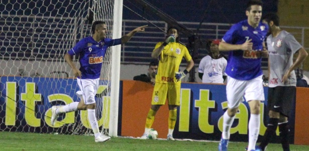 Cruzeiro cumpriu na vitória sobre o Corinthians, em Varginha, o último jogo da punição - FERNANDO CALZZANI/ESTADÃO CONTEÚDO