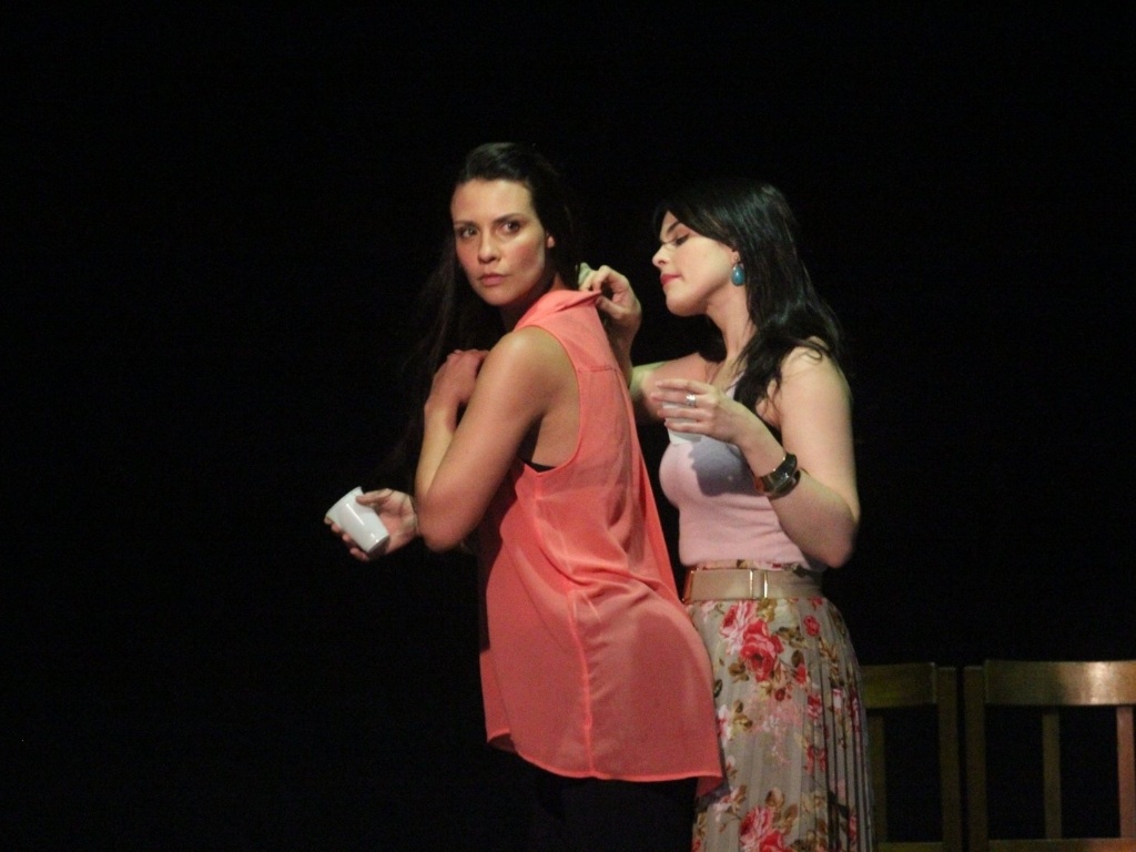As atrizes Camila Rodrigues e Renata Ricci ensaiam para a peça "Apartamento 171" no teatro Ariano Suassuna, no Rio de Janeiro (16/10/12) O espetáculo é dirigido por Eri Johnson e conta no elenco com Raymundo de Souza, Antônio Rocha Filho e Romulo Estrela - Divulgação