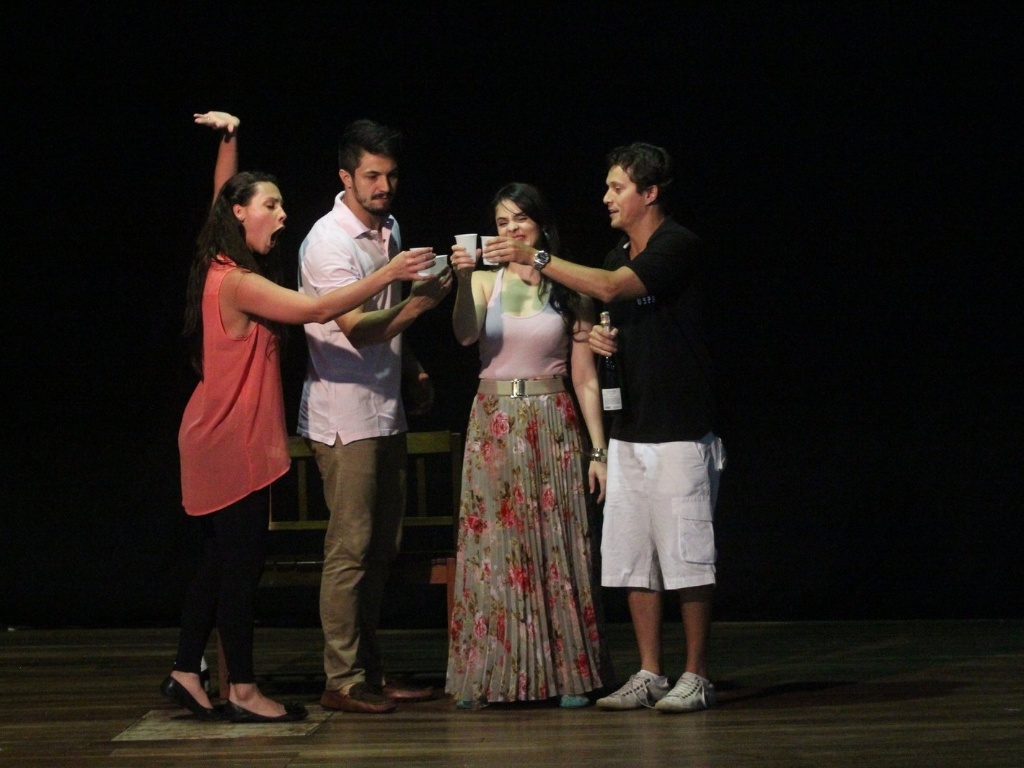 Elenco da peça "Apartamento 171" participa de ensaio geral do espetáculo, que estreia no sábado (20) no Maranhão e no dia 2 de novembro no Rio de Janeiro (16/10/12). A peça é dirigida por Eri Johnson e tem no elenco Camila Rodrigues, Renata Ricci, Raymundo de Souza, Antônio Rocha Filho e Romulo Estrela  - Divulgação