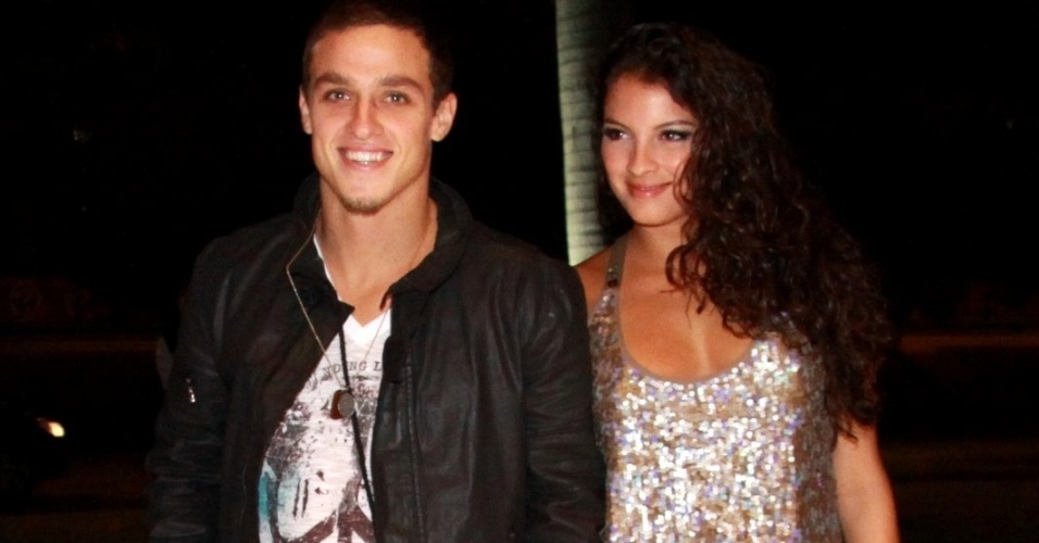 Gabriel Chadan com a namorada na festa de término de gravações de "Avenida Brasil", no Rio de Janeiro (17/10/12)