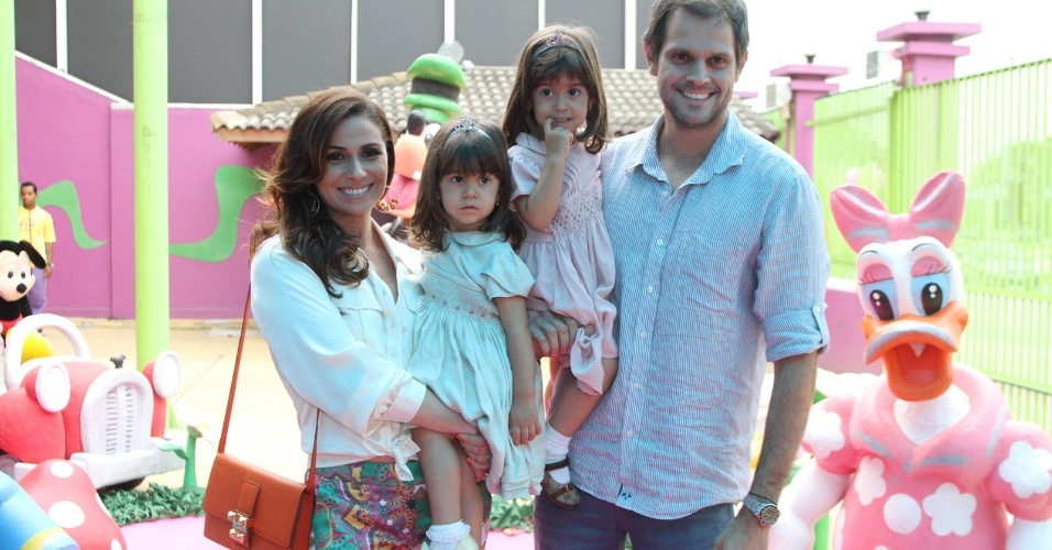 Giovana Antonelli posa com as filhas Antonia e Sofia e o marido, Leonardo Nogueira, no aniversário das gêmeas (17/10/2012)