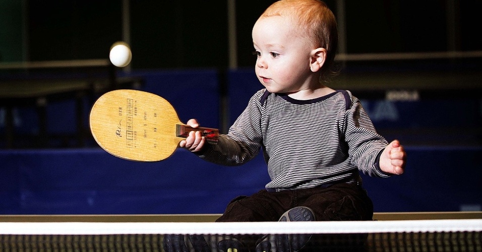 Jamie Myska-Buddell, de apenas 19 meses, mora em Plymouth e se transformou em um sucesso da web depois que um filme publicado por seu pai no YouTube mostrou as habilidades do bebê no tênis de mesa. Desde então, ele e o pai já apareceram no programa Good Morning America. - James Dadzitis para o South West News Service/Picture Editor's Guild Awards