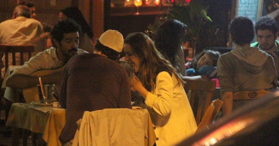 Nathalia Dill com namorado e amigos no Restaurante Nativos na Barra da Tijuca (16/10/12)