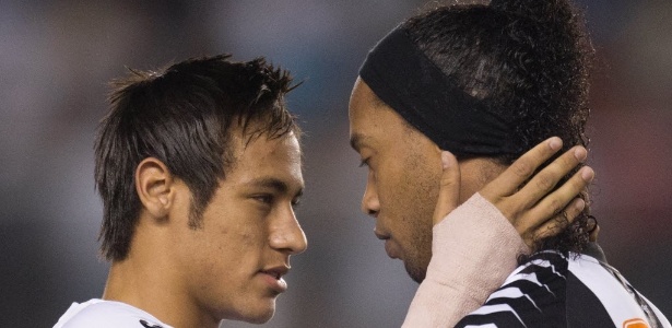 Neymar e Ronaldinho se cumprimentam antes de partida entre Santos e Atlético-MG - Ricardo Nogueira/Folhapress