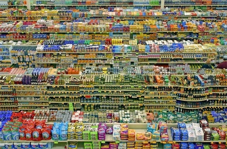 O Brasil é um dos campeões do desperdício de alimentos e todos os dias toneladas de resíduos são despejadas nos lixões das grandes cidades. Não bastassem as implicações econômicas e sociais desse desperdício, o mau uso dos alimentos produz ainda uma herança indesejada. Embalagens, garrafas PET e similares amontoam-se nos aterros sanitários causando danos ao meio ambiente. Você sabe que material é jogado no lixo em maior quantidade? - Fred Meyer/Wikimedia Commons