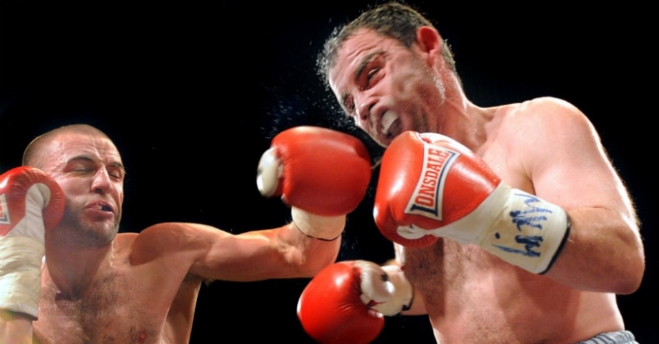 O fotógrafo Colm Lenagahn capturou o exato momento de um nocaute durante uma luta de boxe.  - Colm Lenagahn para a Pacemaker Press/Picture Editor's Guild Awards