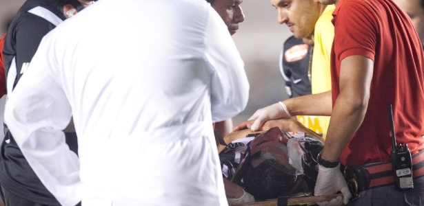 Rafael Marques sofreu traumatismo craniano e passou a noite internado em Santos - Ricardo Nogueira/Folhapress