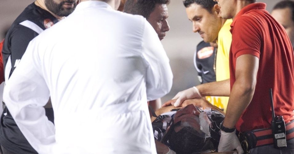 17.out.2012 - Rafael Marques, do Atlético-MG, é retirado de maca do gramado após ficar desacordado no jogo com o Santos