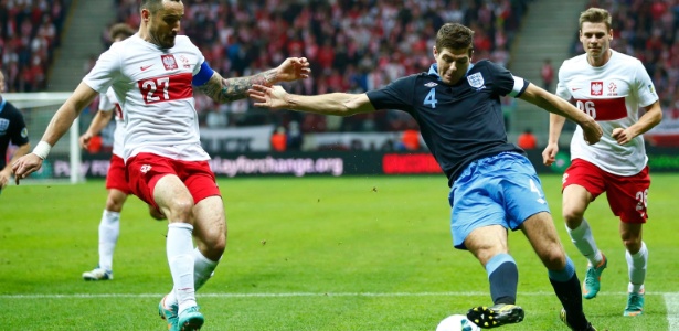 Gerrard, da Inglaterra, tenta drible durante o confronto adiado contra a Polônia, nesta quarta-feira