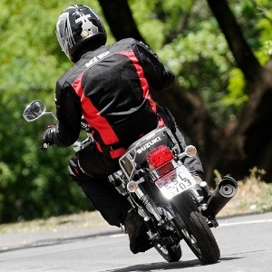 Suzuki Intruder foge da mesmice das motos populares - 18/10/2012 - UOL  Carros