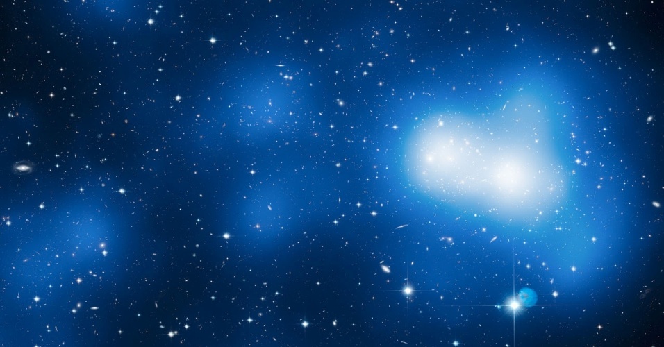 18.out.2012 - A imagem, obtida pelo telescópio Hubble, mostra um aglomerado de galáxias. Astrônomos conseguiram, pela primeira vez, mapear a estrutura do filamento da matéria escura em três dimensões. O filamento foi descoberto próximo do núcleo do aglomerado e a equipe utilizou dados de telescópios terrestres 