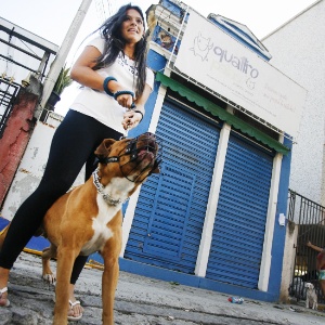 Cliente em frente ao pet shop Quatro Patas, no bairro Engenho de Dentro, na zona norte do Rio de Janeiro
