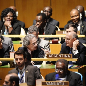 Hector Timerman (à dir.), ministro do Exterior da Argentina, comparece à assembleia da ONU