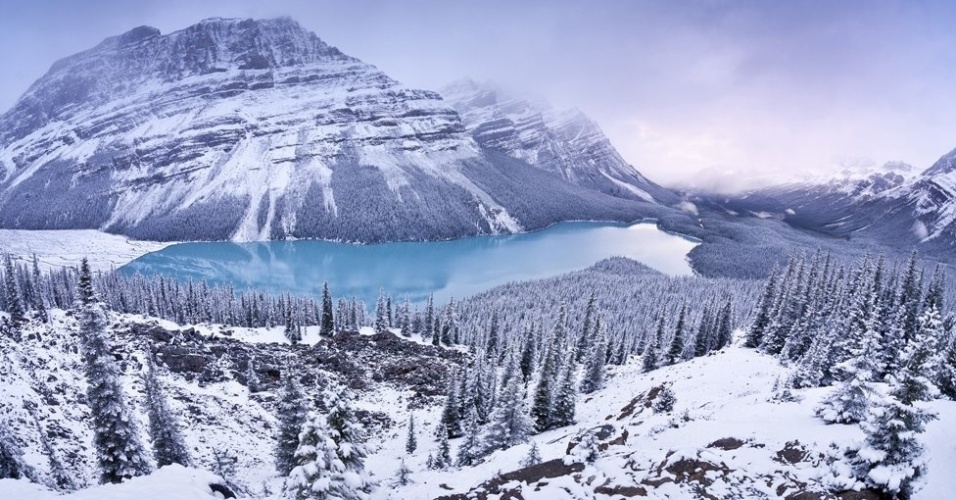  A coloração turquesa opaca no lago Peyto, no Parque Nacional Banff, no Canadá, é provocada pela luz que rebate no limo suspenso sobre a água, conhecido como "leite glacial". O russo Vladimir Medvedev esperou por uma oportunidade entre nevascas para superar os desafios da luz no local.  - Vladimir Medvedev/Veolia Environment Wildlife Photographer of the Year