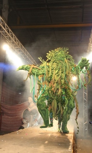 A Mangueira apresenta os protótipos de suas fantasias para o Carnaval 2013 no Barracão da Escola, na Cidade do Samba, Rio de Janeiro. O tema da Mangueira será "Cuiabá, Um Paraíso no Centro da América" (17/10/12) - Onofre Veras/AgNews