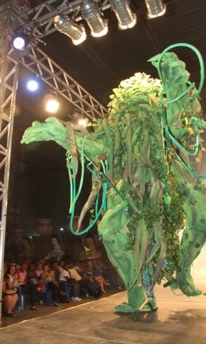 A Mangueira apresenta os protótipos de suas fantasias para o Carnaval 2013 no Barracão da Escola, na Cidade do Samba, Rio de Janeiro. O tema da Mangueira será "Cuiabá, Um Paraíso no Centro da América" (17/10/12) - Onofre Veras/AgNews