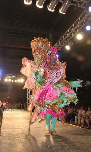 A Mangueira apresenta os protótipos de suas fantasias para o Carnaval 2013 no Barracão da Escola, na Cidade do Samba, Rio de Janeiro. O tema da Mangueira será "Cuiabá, Um Paraíso no Centro da América" (17/10/12) - Onofre Veras/AgNews