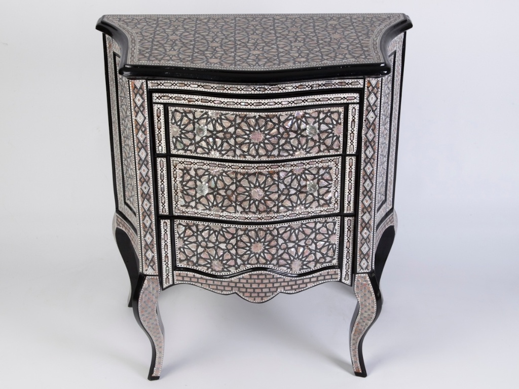 A mini cômoda em madrepérola egípcia mede 70 cm por 36 cm por 78 cm. A peça está à venda na Balisun Decoração (www.balisun.com.br) por R$ 3.200. Preços pesquisados em outubro de 2012 e sujeitos a alterações - Divulgação