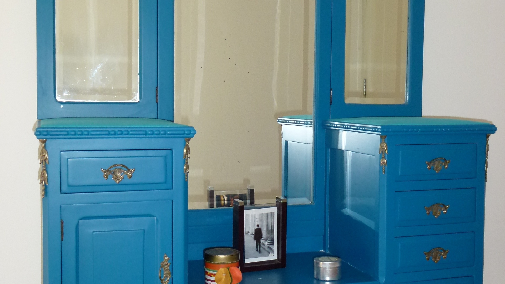 A penteadeira de madeira da Notale Móveis (www.notalemoveis.com.br) mede 1,2 m por 1,6 m por 0,4 m e custa R$ 3.890. Preços pesquisados em outubro de 2012 e sujeitos a alterações - Divulgação