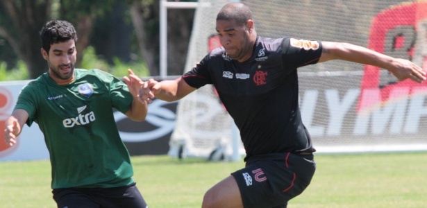 Adriano, atacante do Flamengo, tenta a jogada em jogo-treino contra o Audax - FERNANDO AZEVEDO/FLA IMAGEM 