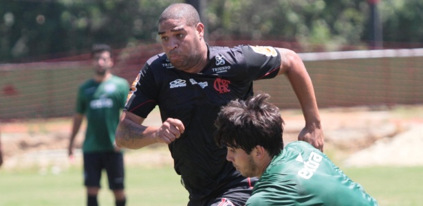 Adriano tenta superar a marcação de um adversário durante jogo-treino pelo Flamengo - Fernando Azevedo/Fla Imagem