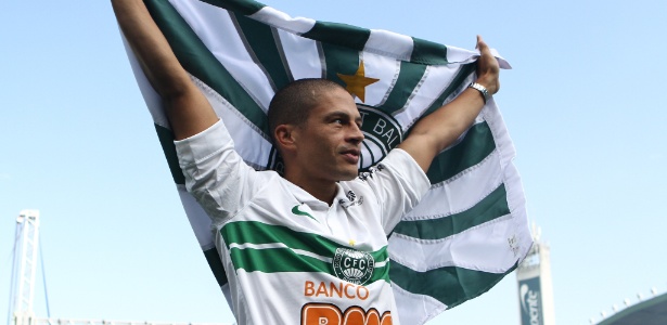 Alex era pretendido pelo Palmeiras, mas preferiu voltar ao Coritiba, que o revelou - GERALDO BUBNIAK/FOTOARENA