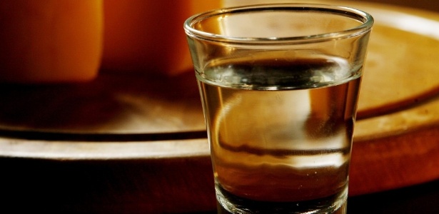 O consumo diário máximo de álcool para homens deve ser de duas doses; para mulheres, apenas uma - Eduardo Knapp/Folha Imagem
