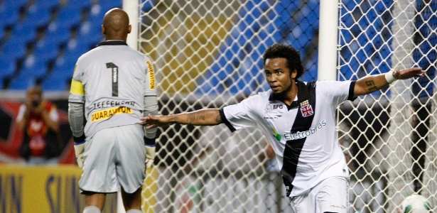Com um belo gol e muita vontade, Carlos Alberto foi o destaque do Vasco na estreia - Marcelo de Jesus/UOL