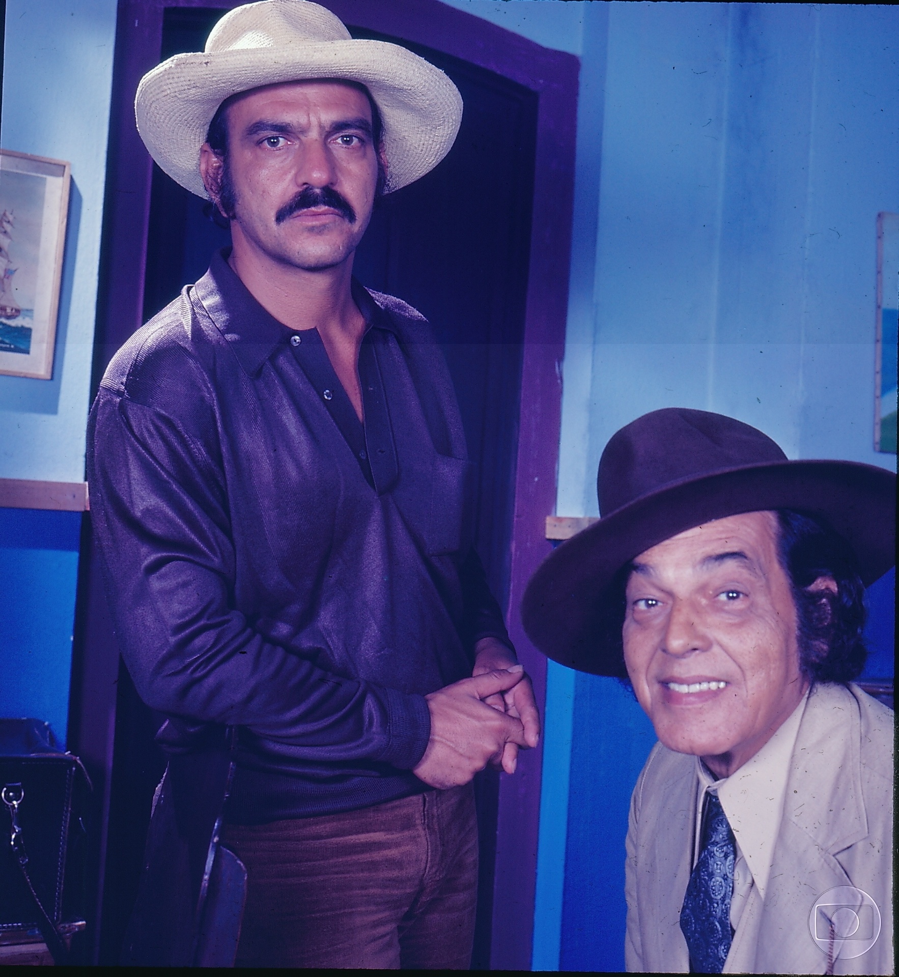 Da esquerda para a direita, Lima Duarte e Paulo Gracindo em cena da novela "O Bem-Amado" (1973) - Divulgação/TV Globo