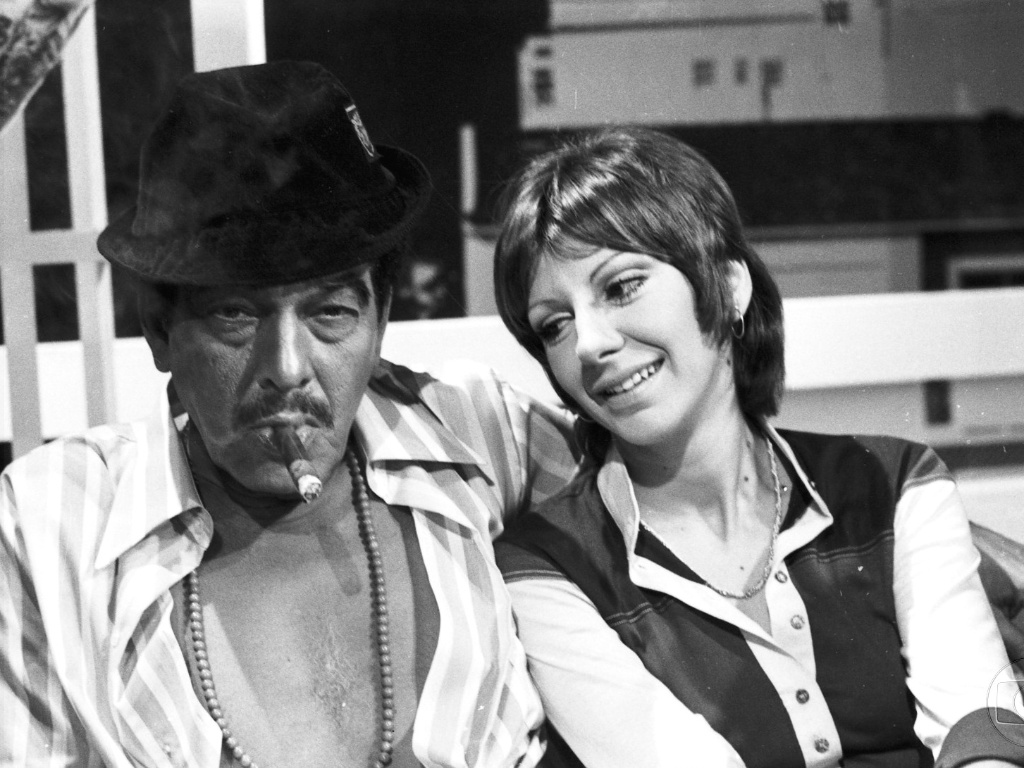 Da esquerda para a direita, os atores Paulo Gracindo e Marília Pêra em cena da novela "Bandeira Dois" (1971) - Divulgação/TV Globo