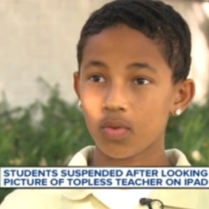 Joshua Troutt, 13, foi suspenso após ver em iPad foto de professora fazendo topless - Reprodução