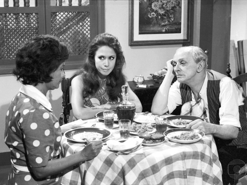 Jurema Penna, Dina Sfat e Mario Lago em cena da novela "Verão Vermelho" (1969) - Divulgação/TV Globo