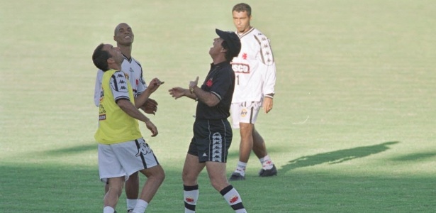 Lopes ao lado de Edmundo e Donizeti e observado por Romário, em 2000 - Evelson de Freitas/Folhapress