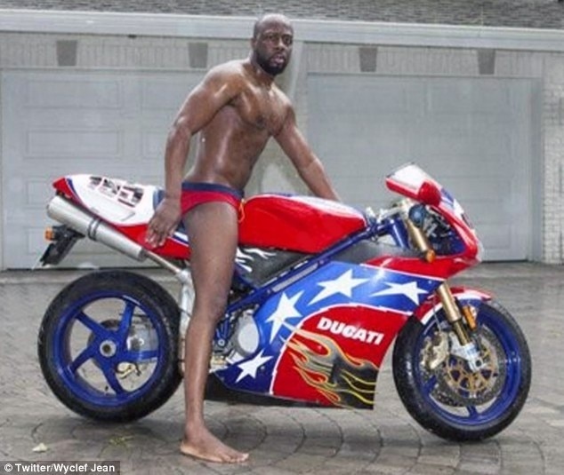 O cantor Wyclef Jean publica foto em que aparece de cueca em cima de sua moto (18/10/2012)