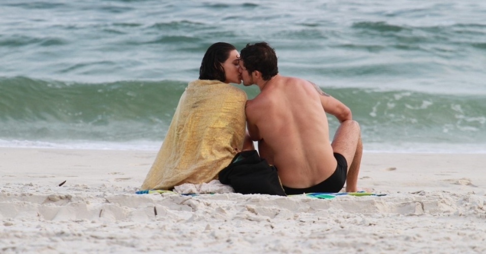 Os atores José Loreto e Débora Nascimento, que interpretam o casal Darkson e Tessália em "Avenida Brasil" trocam beijos na praia da Barra da Tijuca (18/10/12)